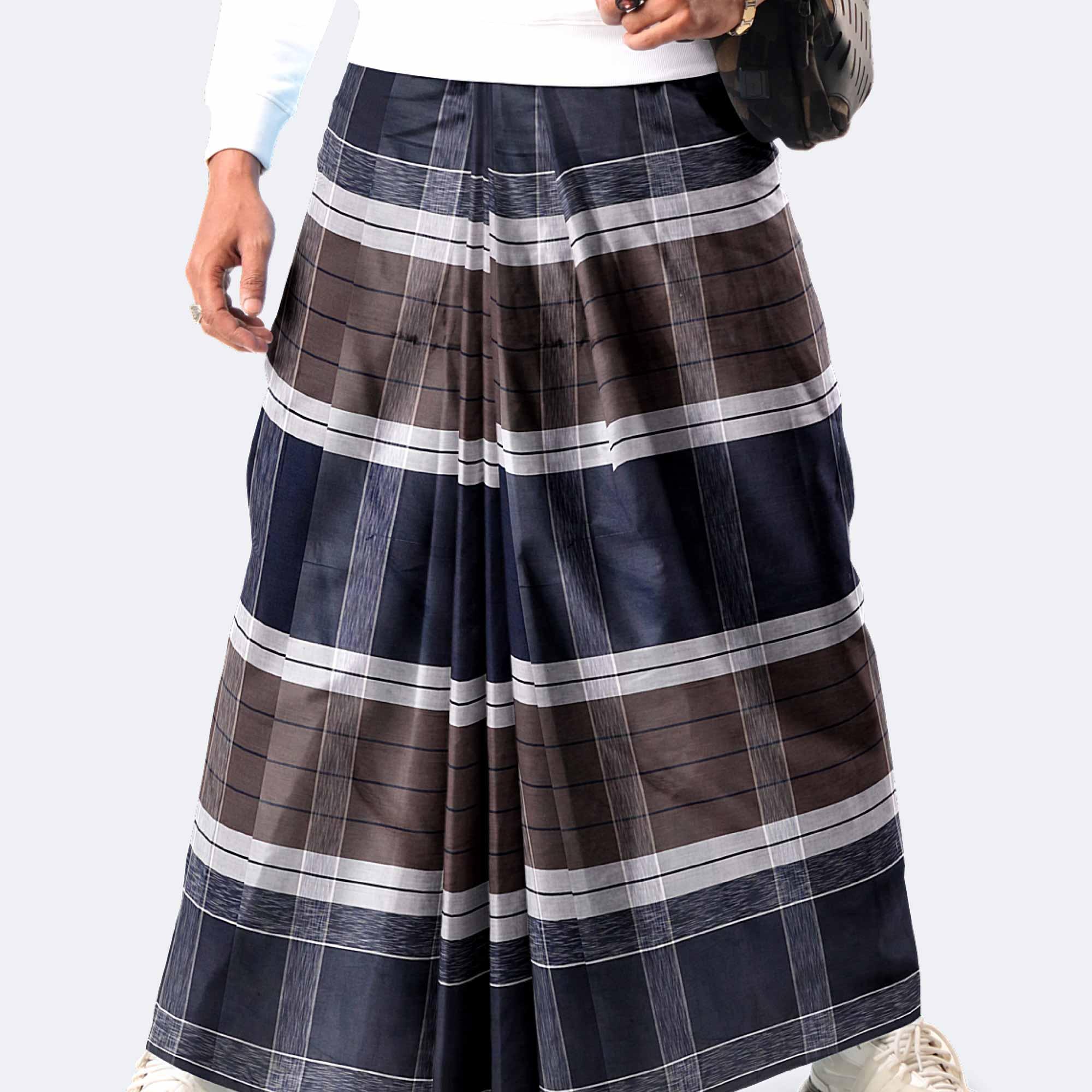 Amanat-Shah-Lungi-Crown-1162-4-1756021569.jpg